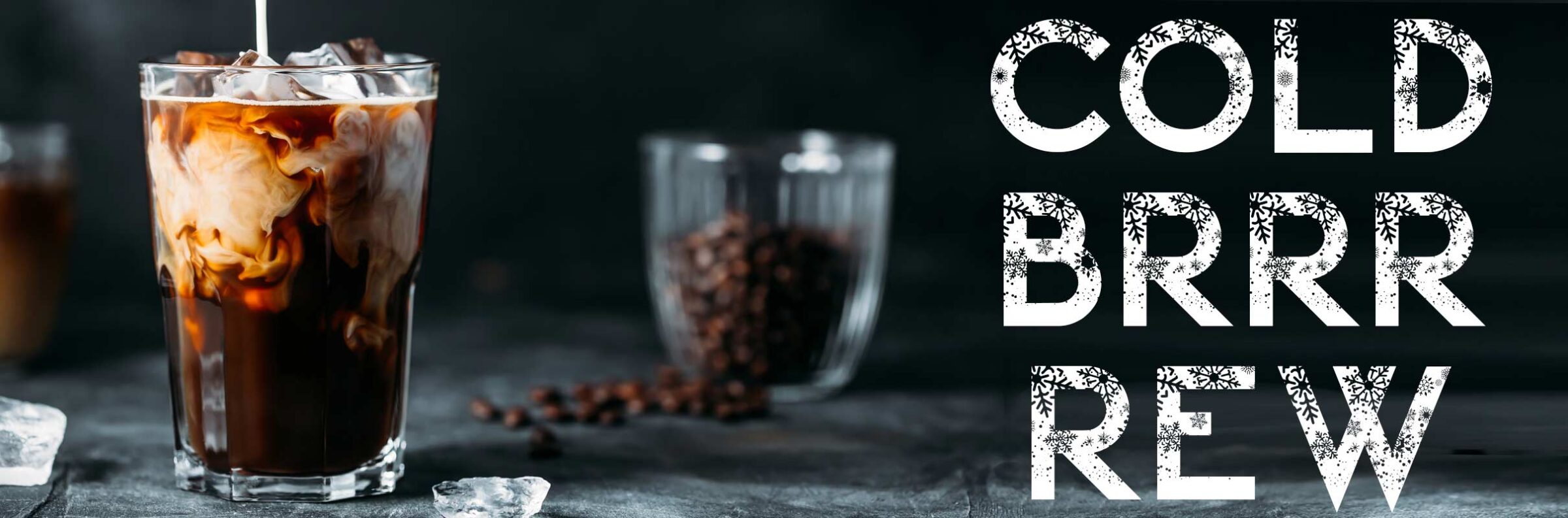 Ein Glas mit Cold Brew Kaffee